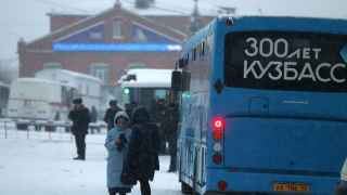 Родственники шахтеров на территории шахты «Листвяжная».