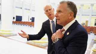 Кирилл Дмитриев (с рукой) никак не заинтересован в окончании войны в Украине – как, возможно, и Стивен Уиткофф