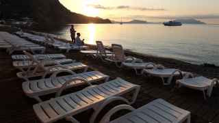 Отдыхающие в поселке Новый Свет в Крыму