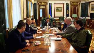 Президент Украины Владимир Зеленский на срочном совещании в связи с началом Россией военной операции против Украины.