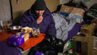 Советник офиса президента Украины Алексей Арестович оценивал соотношение по артиллерии под Бахмутом как один к девяти в пользу российской армии. ВСУ пытается уравновесить силы путем более точной стрельбы и использования беспилотников.
