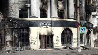 Надпись «Бахмут любит Украину» и портрет главнокомандующего украинской армией генерала Валерия Залужного на одном из разрушенных зданий