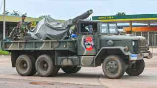 Военные Камбоджи на военном грузовике с зенитной установкой в провинции Оддармеантьей 