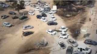 Автомобили на месте техно-фестиваля Supernova