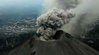 Камчатка задымила вулканами как пароход и пошла прочь, для начала на два метра