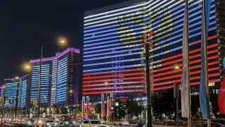 Световые инсталляции ко Дню России на фасадах домов-«книжек» на Новом Арбате.
