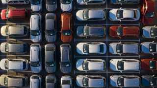 На складах скопились сотни тысяч непроданных автомобилей