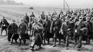 Солдат Красной армии конвоирует польских военнопленных