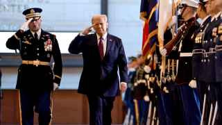 Президент Трамп на авиабазе в Миссури, откуда B2 летали метать бомбы в Иран