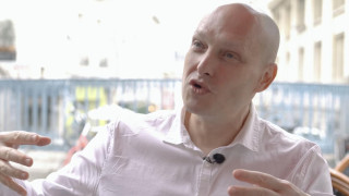 Леонид Бершидский: я пришел к Дерку Сауэру требовать уравнять зарплаты экспатов и местных. Он ответил мне, что жизнь несправедлива, но зарплаты постепенно уравнял