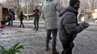 Волонтеры выгружают еду и воду из фургона у «Пункта несокрушимости» — места оказания гуманитарной помощи и обогрева