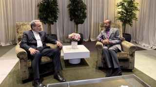 Министр иностранных дел Ирана Аббас Аракчи (слева)