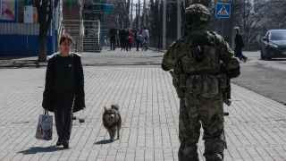 Российский военнослужащий патрулирует центр Волновахи.