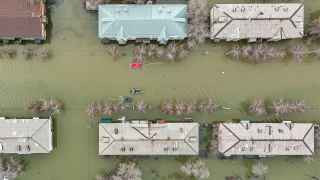 Вид на пострадавший от наводнения район города Орска. В понедельник Кремль заявил, что затоплено более 10 000 жилых домов.