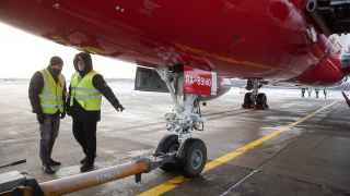 Самолет Sukhoi Superjet 100 в аэропорту Домодедово