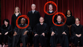 В красных кружочка – члены Верховного суда США, поддержавшие тарифы Трампа: Кларенс Томас, Сэмюэл Алито и Бретт Кавано