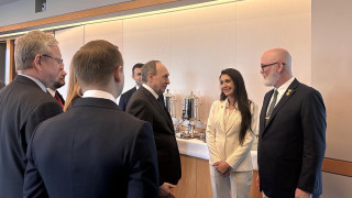 Республиканцы Анна Паулина Луна и Деррик Ван Орден (справа) встречаются с Вячеславом Никоновым (в профиль посередине)