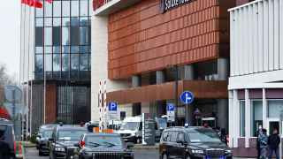 Кортеж китайского председателя отъезжает от отеля Soluxe в Москве.