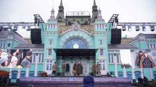 Напротив Кремля специально для выставки был выстроен фасад Белорусского вокзала, где можно было увидеть инсценировки проводов ополченцев.