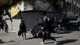 Люди бегут в укрытие в Тегеране, 28 февраля 2026