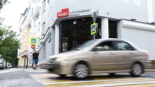 Биржа пока поторгует юанем