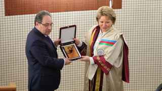 Сама Валентина Матвиенко удостаивалась множества иногородних и даже иностранных дипломов. На фото – вручение белорусской мантии