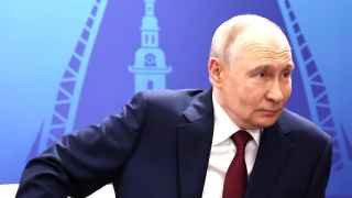 В поисках успеха Путин всматривается в даль, наш рулевой
