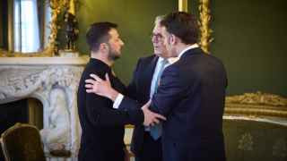 Не стоит играть в американские игры – стоит сосредоточиться на очевидных проблемах. Президент Украины Владимир Зеленский, президент Франции Эмманюэль Макрон, премьер-министр Великобритании сэр Кир Стармер