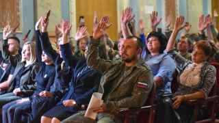 Избиратели, в том числе глава ДНР Денис Пушилин, голосуют за проведение референдума о присоединении к России