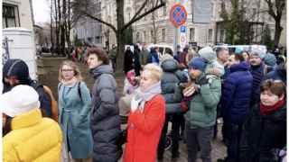 Путинская очередь к посольству России в Латвии