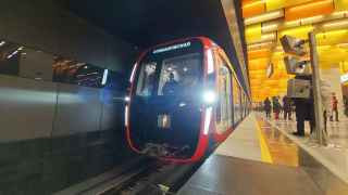 Путевые стены «Новаторской» закрыты навесной системой шумоглушения — сборной конструкцией из алюминиевых сотовых панелей. Центральный ряд колонн прямоугольного сечения облицован серым мрамором с ярко выраженной текстурой. Пол выполнен из светло-серого гранита и черного габбро-диабаза, а панели с названием станции — из черного стекла с буквами белого цвета.