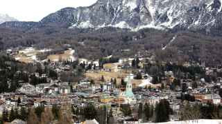 Отметку в 12 000 евро преодолели цены на жилье на итальянском курорте Кортина-д’Ампеццо. За квадратный метр здесь просят 12 200 евро, это 17-е место рейтинга.

Горнолыжный спорт стал развиваться в Кортине с 1930-х, в 1944 г. город должен был принять Олимпиаду, но соревнования отменили из-за Второй мировой войны. 
Тем не менее, Кортина д'Ампеццо приняла Олимпиаду – в 1956 г., и вновь станет столицей зимних игр в 2026 г.

О востребованности курорта говорит статистика. В зимний сезон население Кортины увеличивается в обычных 5600 до 30000.