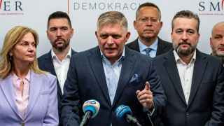 Роберт Фицо (в центре)