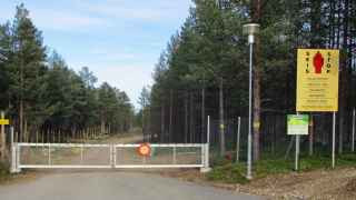 Граница РФ и Финляндии. Хлипкие барьеры не должны вводить в заблуждение: здесь на самом деле глубокий ров и злые крокодилы