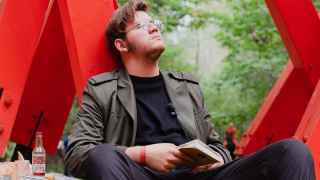 В спектакле «Переходный период» череда персонажей пересекает красный лесной мост, изгибая время: конь с картины Петрова-Водкина, акробаты, строящие утопический социализм, музыканты...