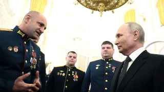 8 декабря 71-летний Владимир Путин выдвигает свою кандидатуру на пятый срок. На фото Путин и подполковник Артем Жога, бывший боец армии ​​сепаратистов на востоке Украины, после церемонии вручения медалей "Золотая Звезда" людям, удостоенным звания Героя России, в Георгиевском зале Большого Кремлевского дворца.  