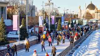 В Украине российские ракеты разрушают жилые дома, а жизнь у россиян практически не изменилась