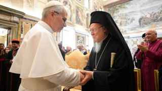 Христиане могут быть едины! Папа Лев XIV (слева) и вселенский патриарх Варфоломей молятся вместе единому для всех нас Спасителю 