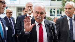 Догу Перинчек (в центре)