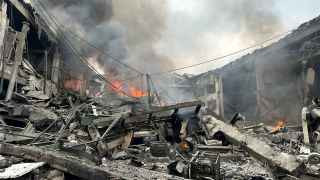 Здание в Запорожье после ракетного удара России.