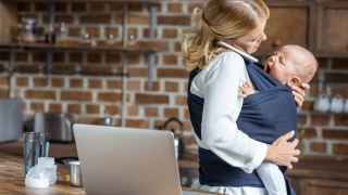 Работодателю стоит сразу же взять младенцев на работу