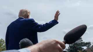 Пока американский президент держится, не нарушает правила игры в отношениях с судебной системой. Вопрос, надолго ли его хватит