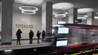 Дизайн-проект станции «Терехово» разработала победившая в открытом конкурсе архитектурная компания Buromoscow. Станцию украсили силуэтами человеческих фигур — их нанесли на колонны с помощью технологии цифровой печати по бетону. Для освещения платформы использовали светодиодные светильники в виде колец.