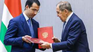 Министр иностранных дел Абхазии Инал Ардзинба во время встречи с министром иностранных дел России Сергеем Лавровым