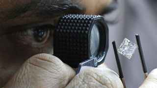 Фабрика по огранке алмазов «М. Суреш Владивосток». Необработанными алмазами компанию снабжает «Алроса» 