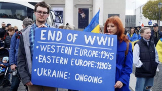 надписі на плакате (Вильнюс, главная площадь, 8 мая) – «Окончание Второй мировой войны: Западная Европа – 1945, Восточная Европа – 1990-е, Украина – война идет»