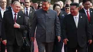 Путин (слева) и Ким (справа) хотели бы быть равноправными партнерами с Си (в центре), но поезд уже ушел