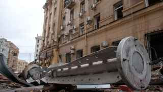 Обломки кассетной бомбы после обстрела на улице в Харькове.
