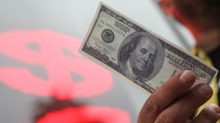 Россияне пользуются укреплением рубля. За месяц купили валюты на 108 млрд руб.