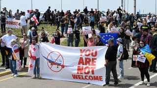 Акция протеста против возобновления полетов в Россию у аэропорта Тбилиси